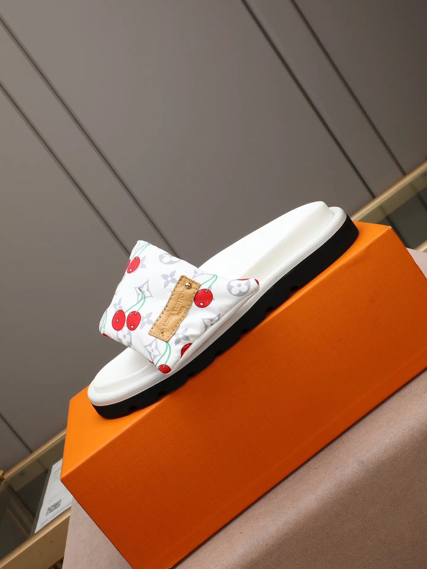 PP360 [LOUIS VUITTON] Louis Vuitton, LV printing, men's and women's slippers are on the market. The drawer box packaging comes with a cloth bag and a card. The upper pattern looks very soft and waxy, and it is a super versatile leg slimming tool. Fabric: imported denim/canvas/old fabric, LV hardware LOGO, official website pattern printing, comfortable to wear, feet: high-elastic PU water table. Sole: foam sole, heel height: about 5cm. Code number: 35-46, 35, 45, 46 are custom-made and non-returnable. Color: multiple colors and styles available.
